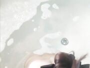 乱伦新作和嫂子鸳鸯浴被操喷 被路人看见好像拍照了