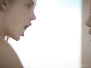 这样的生活很让人羡慕啊 和一个高颜值大屁股小姐姐赤裸裸在游泳池约会嬉戏