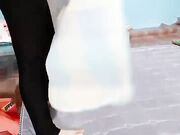 勾搭菜地里打药的大婶 软磨硬泡迷煳中就被500块套路肏穴 缠绵肉体席地而战