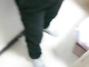 大哥好久没草过逼看见女人就兴奋 跟小少妇去到屋里就开始动手动脚