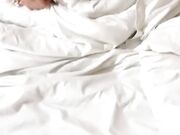 年轻小妹被渣男小哥带到酒店玩弄 全程露脸脱光了发骚舔鸡巴