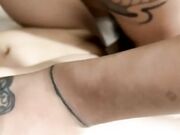 年轻小妹被渣男小哥带到酒店玩弄 全程露脸脱光了发骚舔鸡巴