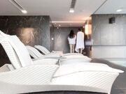 身材丰满鲍鱼肥美泳池碰到帅小哥带回房间被无套狂操最后颜射一脸