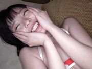 她害羞地张开她的阴户并请求插入 我用播种机给了他们很多中出2