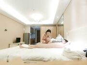 酒店约啪白衣牛仔短裤年轻美女 2人操完后 美女突然要检查桌子上的包