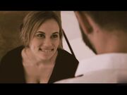 熟女急需肉棒来滋润自己的骚逼了实在是太饥渴了直接抓住不放手