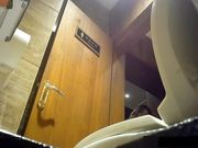 坐盗市最新流出GN牛人潜入公共场所偷拍精选近距离尿尿