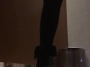 商场厕拍系列 几个妹子好像发现了被偷拍又不敢确定，只敢偷偷的喵一下