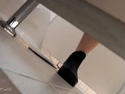 卫生间藏匿隔间偷拍美女方便