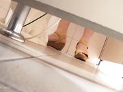 卫生间藏匿隔间偷拍美女方便