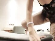 红唇骚女约了个炮友酒店啪啪 洗完澡穿上连体网袜口交舔菊骑乘后入