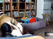 破解家庭网络摄像头偷拍身材保持的不错的少妇貌似刚生完孩子不久在沙发上啪啪