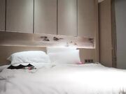 约操高素质大奶美女,操逼时美女一直玩手机不投入,壮哥气的用大鸡巴狠狠惩罚她