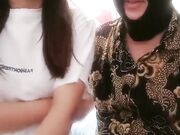 两男一女玩弄年轻小骚妹 站着后入把小姑娘整不开心了差点走人