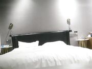 纹身哥酒店约炮出来兼职的美女空姐 换上情趣黑丝吃鲍鱼啪啪