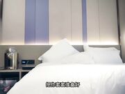 白嫩美女温柔可爱性格佳柔韧身板沙发展示一字马