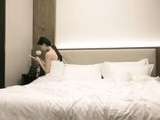 翘起屁股手指快速拍打肥逼，深喉口交骑坐猛烈撞击