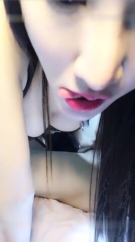 身材苗条长发美女主播与男友现场直播啪啪大秀 穿着黑丝吊带玩弄呻吟诱惑