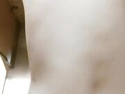 白日宣淫好刺激 勾搭银行大厅等取钱的白领 身材不错