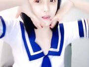 校花女神惨遭蹂躏，全程露脸激情3P伺候两大哥，口交大鸡巴揉奶玩逼，让大哥无套爆草小骚穴，浪叫不止真刺激