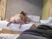 小伙约了两个大奶少妇玩3P 十分淫乱且刺激