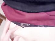 我直接过去脱下她的白丝内裤强行插入，谁料中途老爸打来电话，差点把我吓软了！