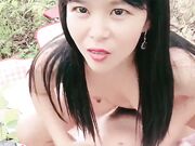 户外野战男子野外钓鱼去小便 被美女偷看勾引打炮 我老婆在这里啊 等下她锤死我