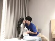 黑丝OL少妇，床上放荡无比，含住鸡巴就舍不得松嘴