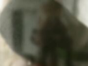 穿好衣服 为她的黑牛做好了准备