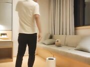 她一头秀发如瀑布般倾泻而下眼神勾魂摄魄丰腴的酥胸若隐若现曼妙身姿