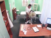 女患者性瘾突发医生迅速用大鸡巴对淫荡的骚穴进行急救