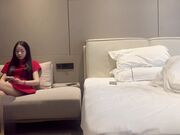 妹子是个天然白虎，小穴干干净净一根毛都没有，鸡鸡进进出出干得真爽