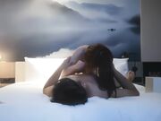 一身红裙极妩媚，抽烟姿势很潇洒