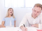 我的大学导师在学习期间操了我的紧致小穴