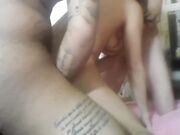 性瘾发作的妻子将黑色的大鸡巴插入她的屁股疯狂榨取