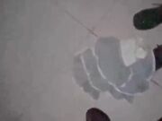 首次开发18岁白虎亲妹妹露出属性，小小年纪竞然如此胆大，无视电影院内监控，小嘴猛嗦我的鸡巴