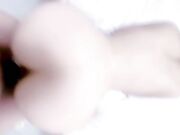 本只想去妹妹房间拿个东西，一推门发现她居然裸睡