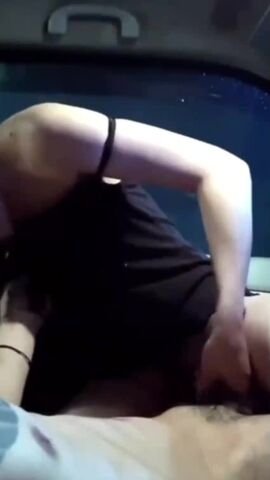 夜间把车泊在人妻家小区里偷情搞车震