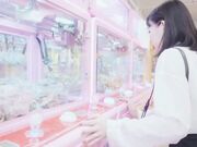 魏乔安下班的新娱乐大庭广众下用自慰器插入下体来享受夹到娃娃的快感