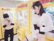 魏乔安下班的新娱乐大庭广众下用自慰器插入下体来享受夹到娃娃的快感