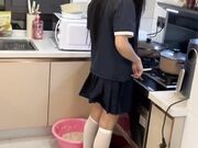 女儿穿着诱人的JK短裙白丝袜在厨房煮面 趁机强行与她发生关系并且内射