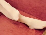 骚货在沙发上已经忍不住开始玩弄自己的嫩穴