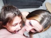 两个继姐妹与继父做爱双重口交 肛交并交换操逼内射