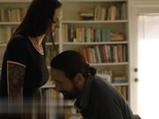 家庭乱伦性感纹身迷人的美女踏上充满原始激情的继子幻想冒险