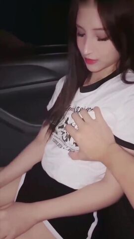 00后人妻模特性爱私拍粉丝接机在车里就玩起了车震