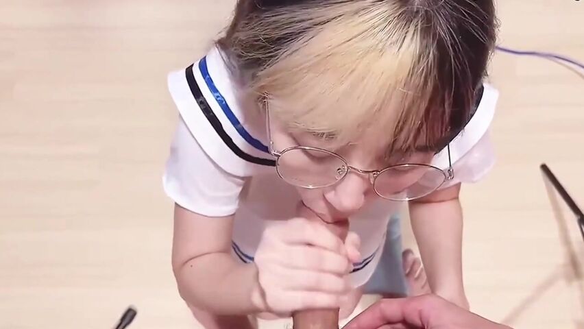 随便被蹂躏的母狗 超短裙眼镜学妹 玩电脑被男友后入内射