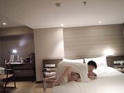 强暴新娘3P新娘被走错房间的客人强行口交后又被路人强奸