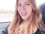 一个乡村搭便车的女孩用骚穴支付他的车费