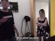 生活困难的骚货不得已出卖了自己的身体取悦大鸡巴