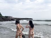 炎炎夏日一起在沙滩露出释放淫荡本能